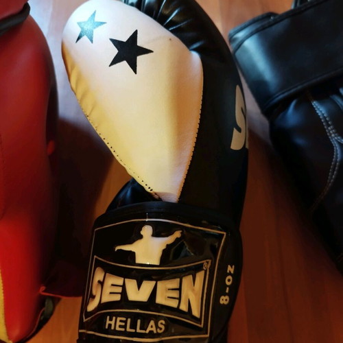 Kickboxing equipment Seven helmet and gloves set like new