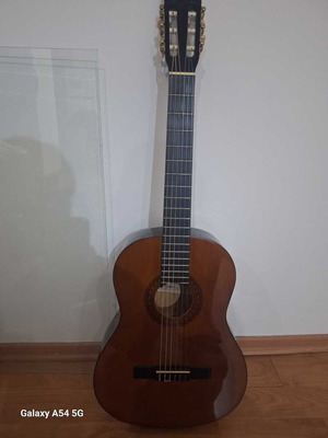 Classic guitar used in good condition