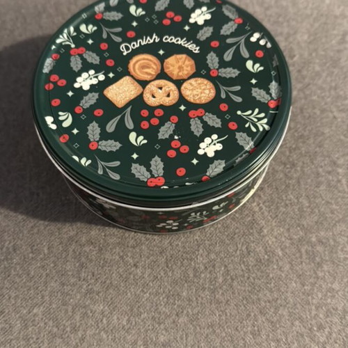 Christmas metal box new, 13.5 cm diameter