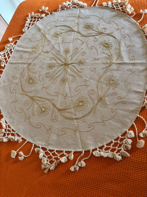 Round small tablecloth like new