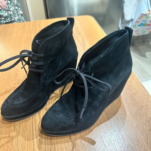 Zinda black suede wedge ankle boots size 38 like new