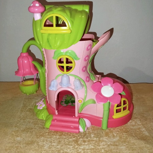 Boot house with minor defects and box