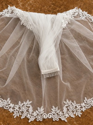 Wedding veil with lace and hair comb, white