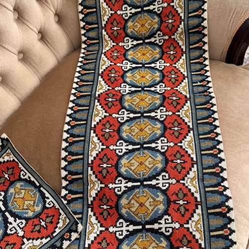 Embroidery set like new, beautiful colors, popular design