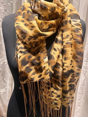 Tiger print scarf like new