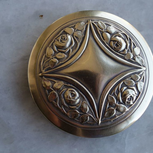 Art Deco powder box used (1900-1930) with repousse technique