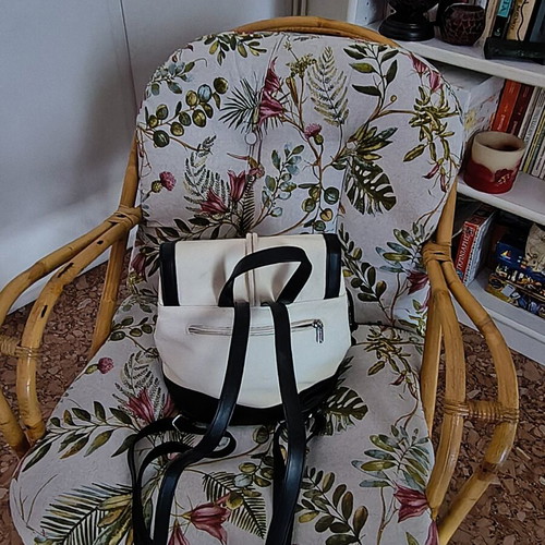 Backpack Bag to Bag white and black, like new, mixed materials