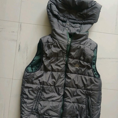 Sleeveless jacket like new reversible, gray and green, for ages 7-8