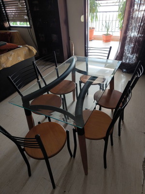 Glass dining set like new with 6 chairs