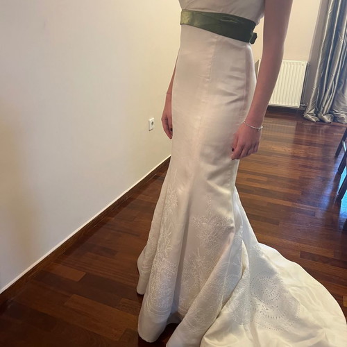 Vera Wang wedding dress used, silk, strapless, size 10 with green ribbon