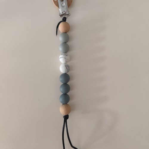 Pacifier clip like new with silicone beads and wooden clasp