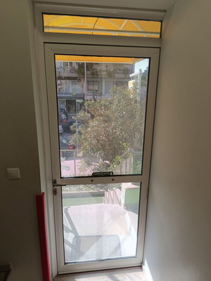 Πόρτα εισόδου αλουμινία με τζάμι και φεγγίτη σαν καινούργιο, 2,20μ x 1μ