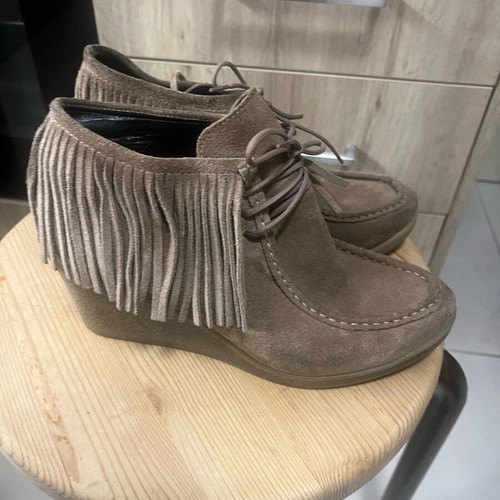 Castor boots like new, beige with fringes, size 39