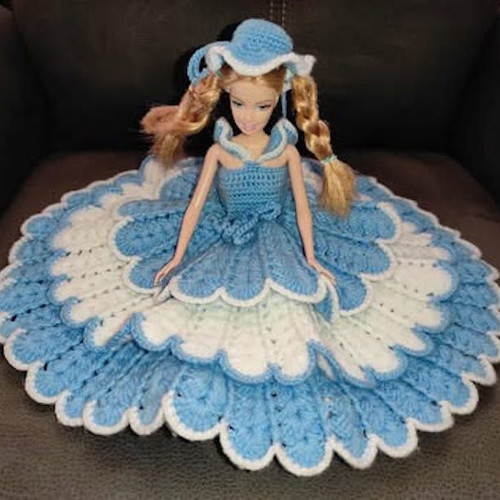 Barbie με χειροποίητο πλεκτό φόρεμα σαν καινούργια