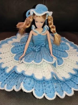 Barbie με χειροποίητο πλεκτό φόρεμα σαν καινούργια