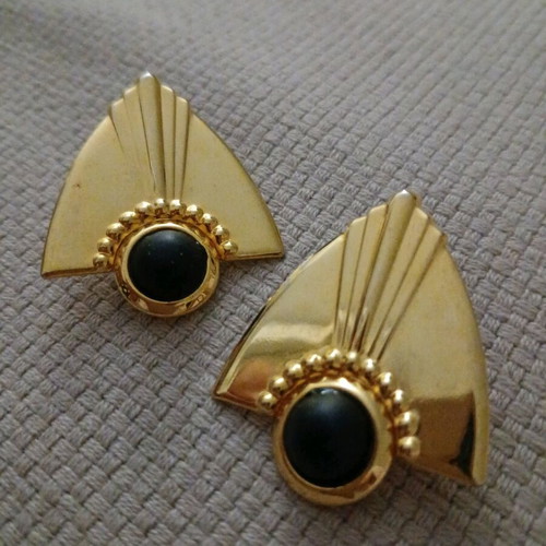 Vintage clip earrings with black stone like new, gold tone