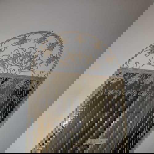 Καθρέπτης χειροποίητος σιδερένιος εκρού σε μορφή παλαιού παραθύρου