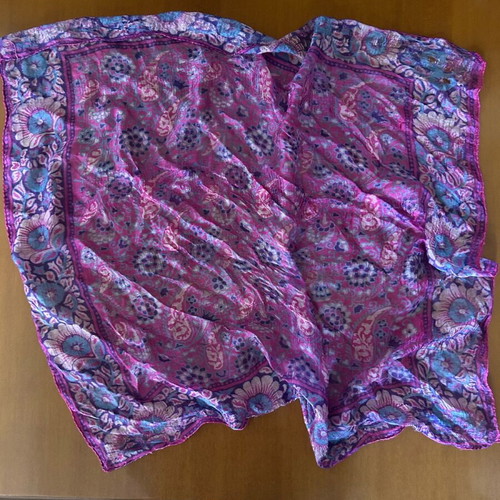 Scarf with paisley pattern like new, pink and purple