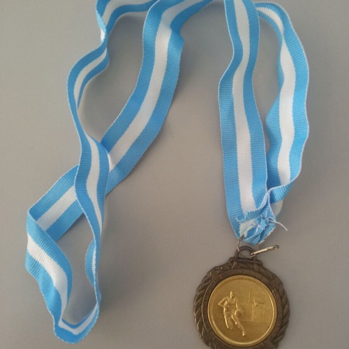 Basketball bronze medal like new with blue and white ribbon