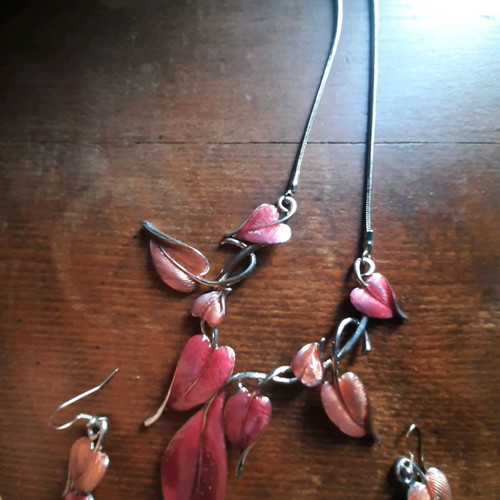 Jewelry set used vintage piece, possibly silver necklace and earrings