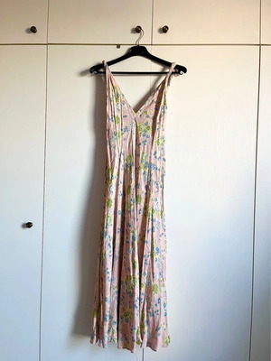 Long pink dress with floral pattern, sleeveless, v neck, used