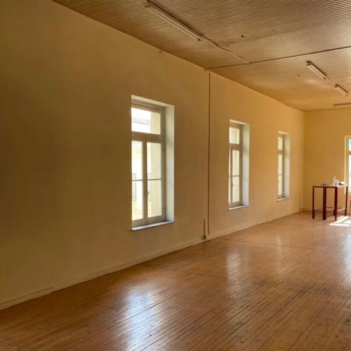 Hall 145 sqm on 2nd floor of listed building in Piraeus