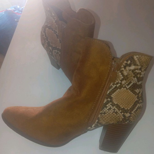 Suede ankle boots with snake pattern size 37 like new, brown
