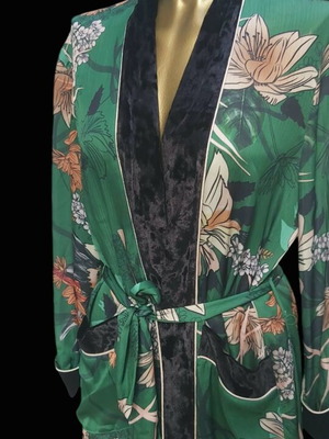 Vintage kimono-style robe emerald with black velvet like new