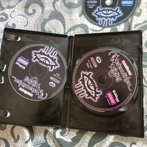 Neverwinter Nights PC game set like new, 8 CDs