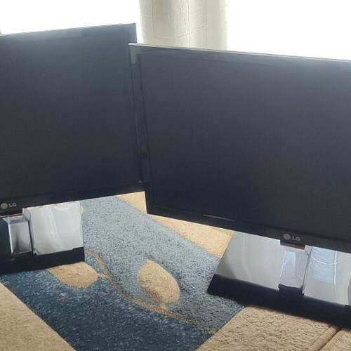 LG Flatron E2260S PN monitors like new, set of two