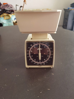 Old-style scale in good condition