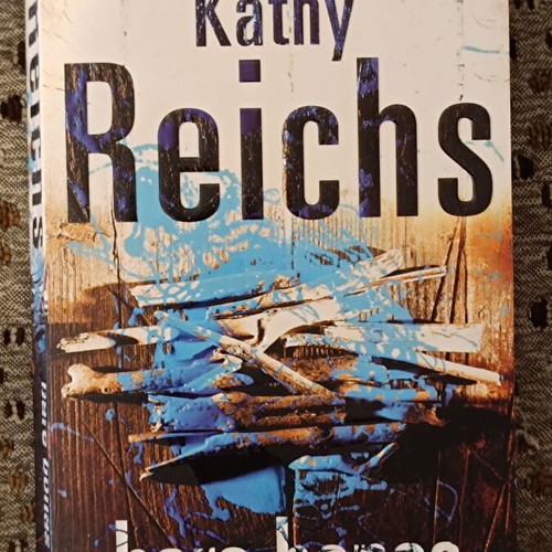 Bare Bones by Kathy Reichs book like new