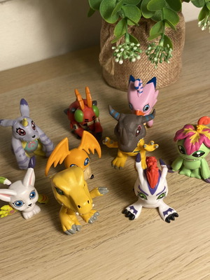 Digimon figures like new, set of 9