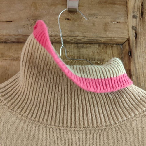 Doca knitted sweater like new, beige with fuchsia details, size S