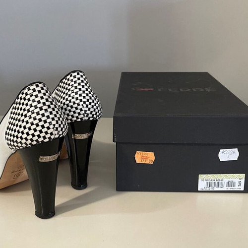 GF Ferre elegant white pumps like new, size 39