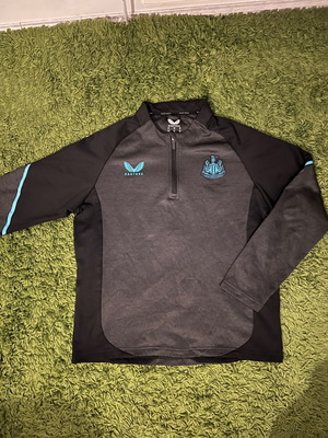 New castle half zip like new, size Large