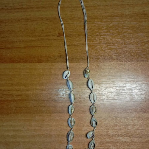 White shell necklace used