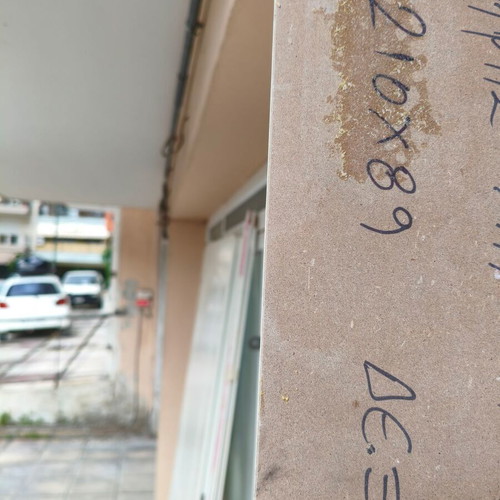 Πόρτα εσωτερική 210Χ89 δεξιά μεταχειρισμένη με κάσα και μπασκιά