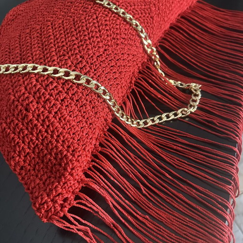 Handmade knitted shoulder bag with gold chain and fringes, red