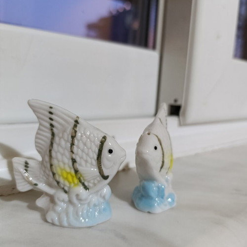 Fish-shaped salt and pepper shaker like new, porcelain