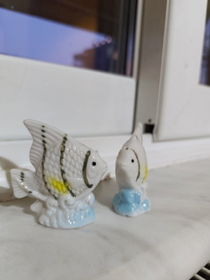 Fish-shaped salt and pepper shaker like new, porcelain