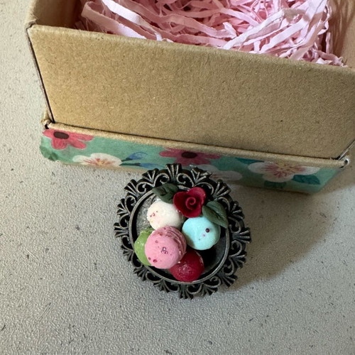 Bronze ring with small macarons like new