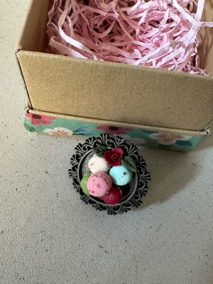 Bronze ring with small macarons like new
