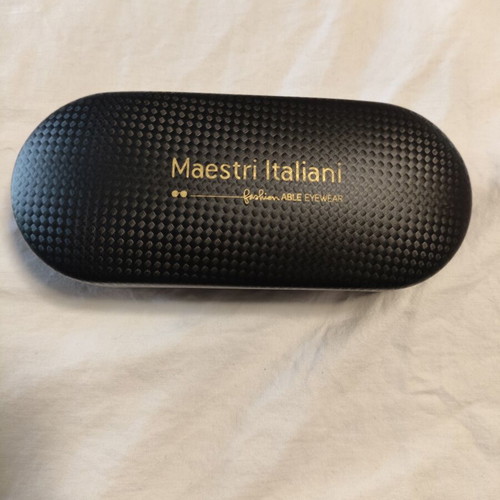 Eyeglass case and cleaning cloth like new, black
