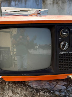 Studio Portable II vintage φορητή τηλεόραση, ρετρό πορτοκαλί