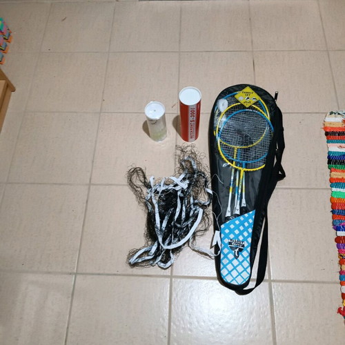 Badminton set with 4 rackets, net, stands and 8 shuttlecocks like new