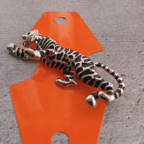 Tiger pin new, black and silver