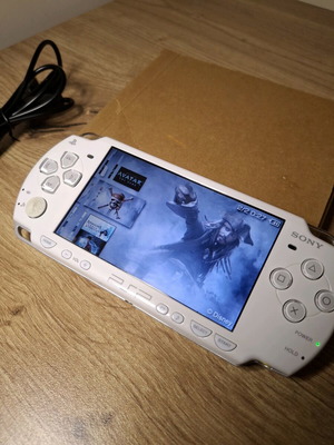 PlayStation Portable PSP 2000 λευκό μεταχειρισμένο με κάρτα SD 8GB και καινούρια μπαταρία