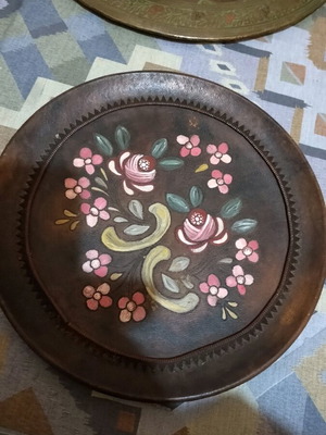 Decorative wall plate hand-painted, like new, ceramic 28 cm diameter