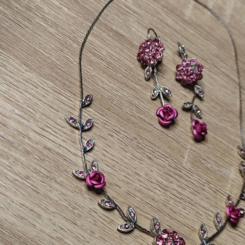 Faux bijoux necklace and earrings set used, flower rose design